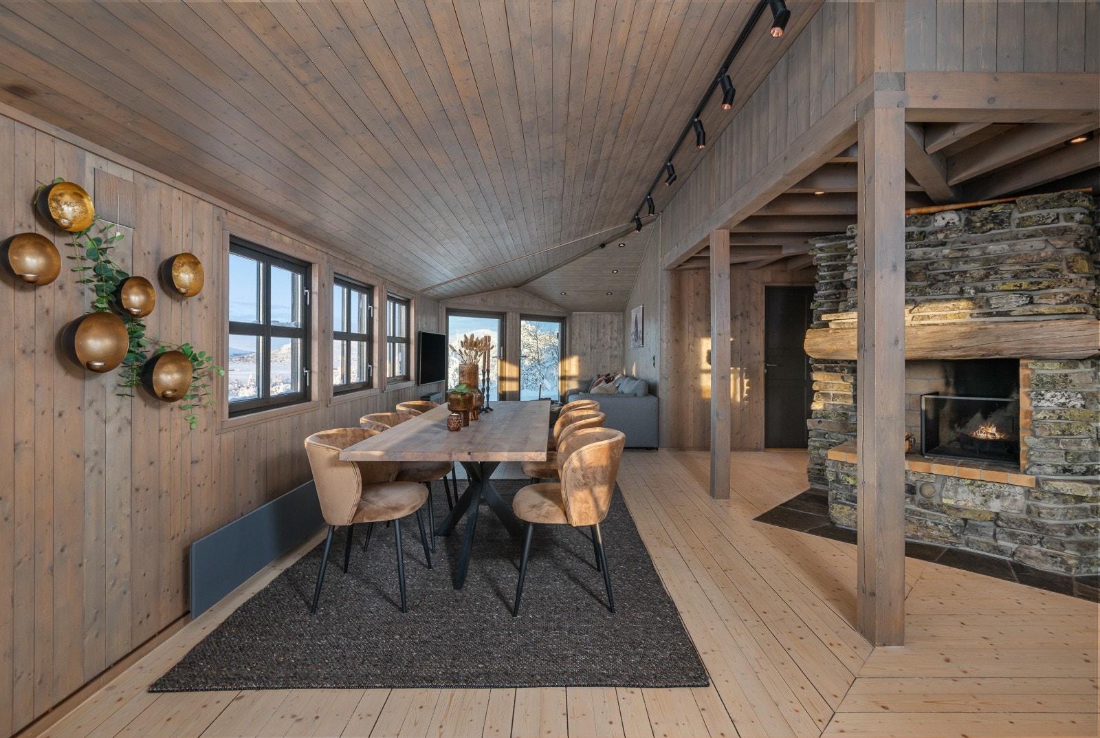 Her er det rom for flere møbleringsmuligheter og rikelig med plass hvor hele familien kan samles rundt gode måltider og samtaler. Galleribilde