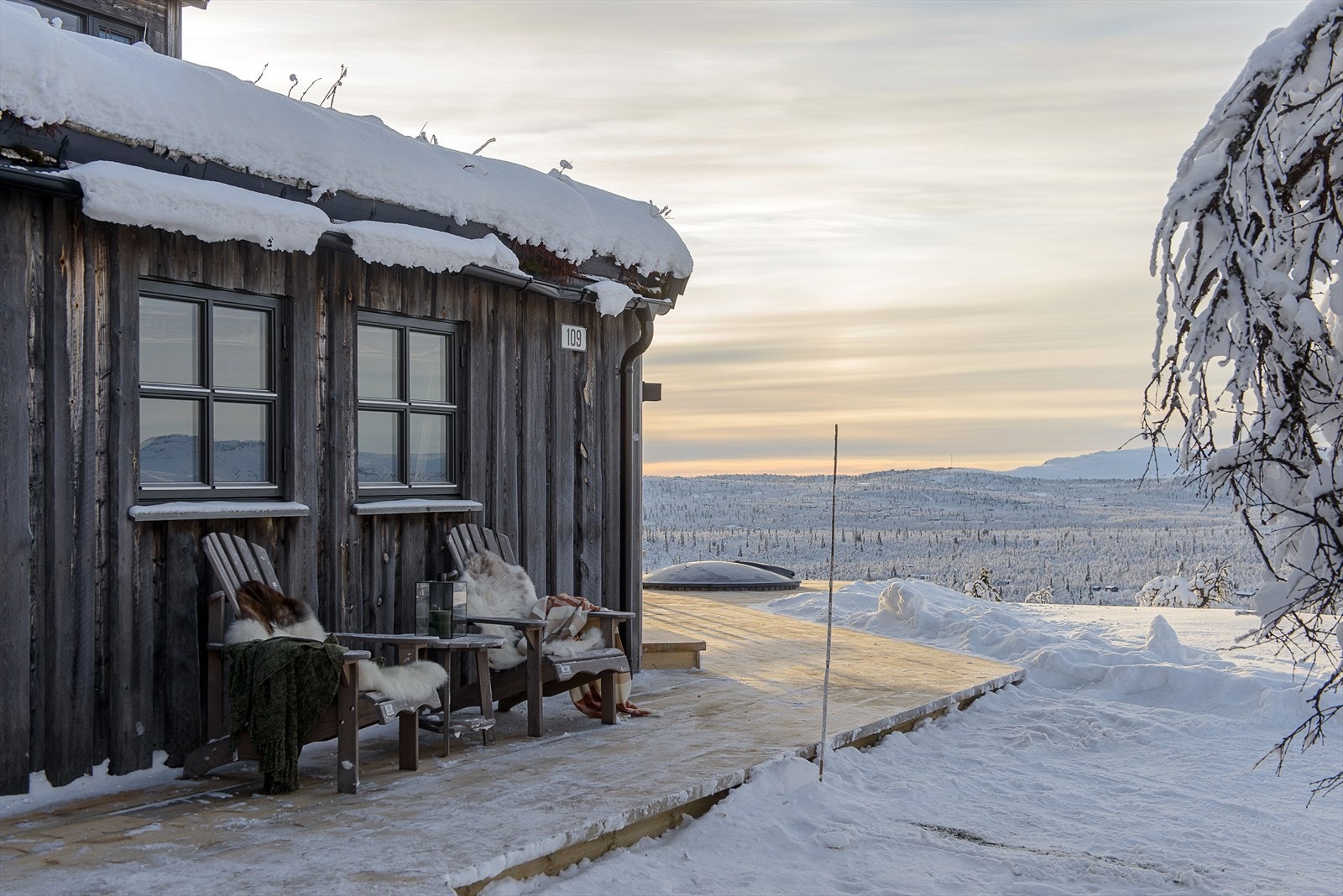 Eiendommen ligger meget fint til med en helt enestående utsikt og svært gode solforhold. Galleribilde