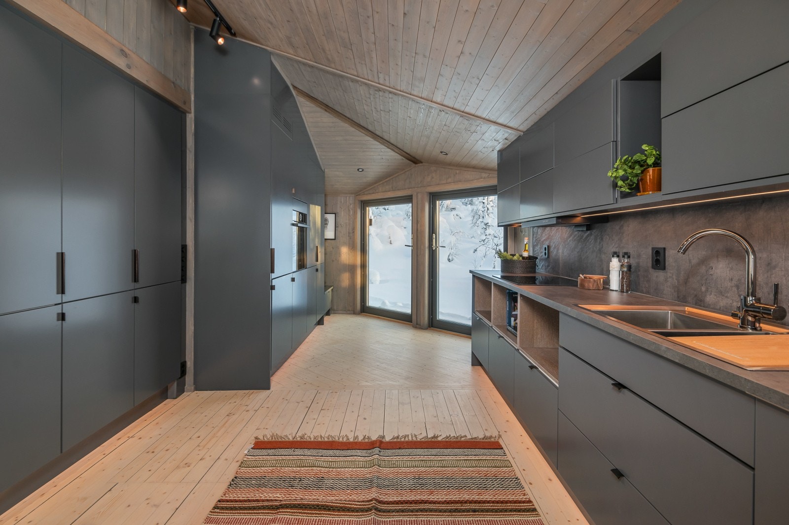 Innenfor spisestuen finner du et lekkert Straikjøkken i moderne farger. Kjøkkenet fremstår som svært innbydende og praktisk. Galleribilde