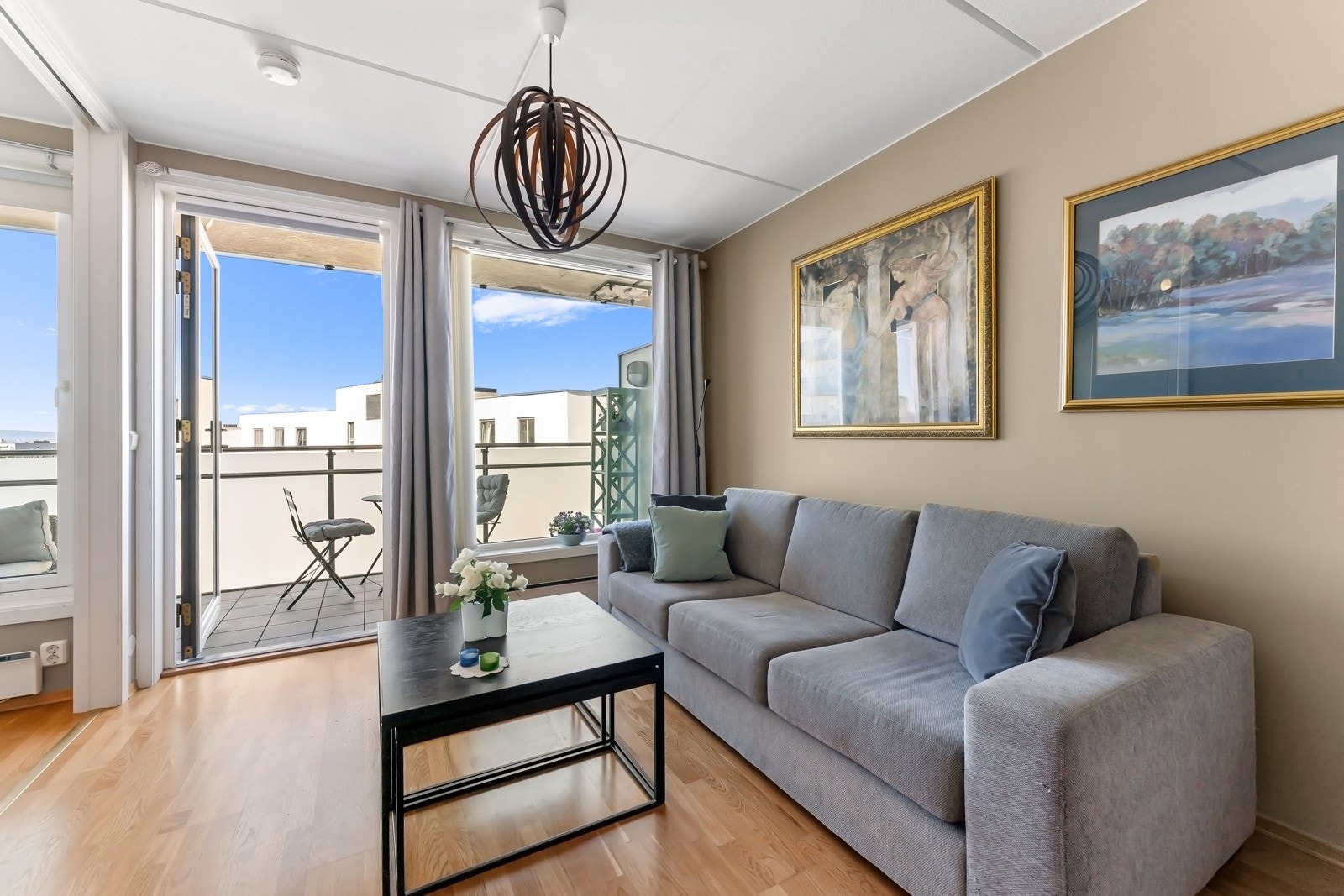 Romslig stue med utgang til solrik balkong Galleribilde