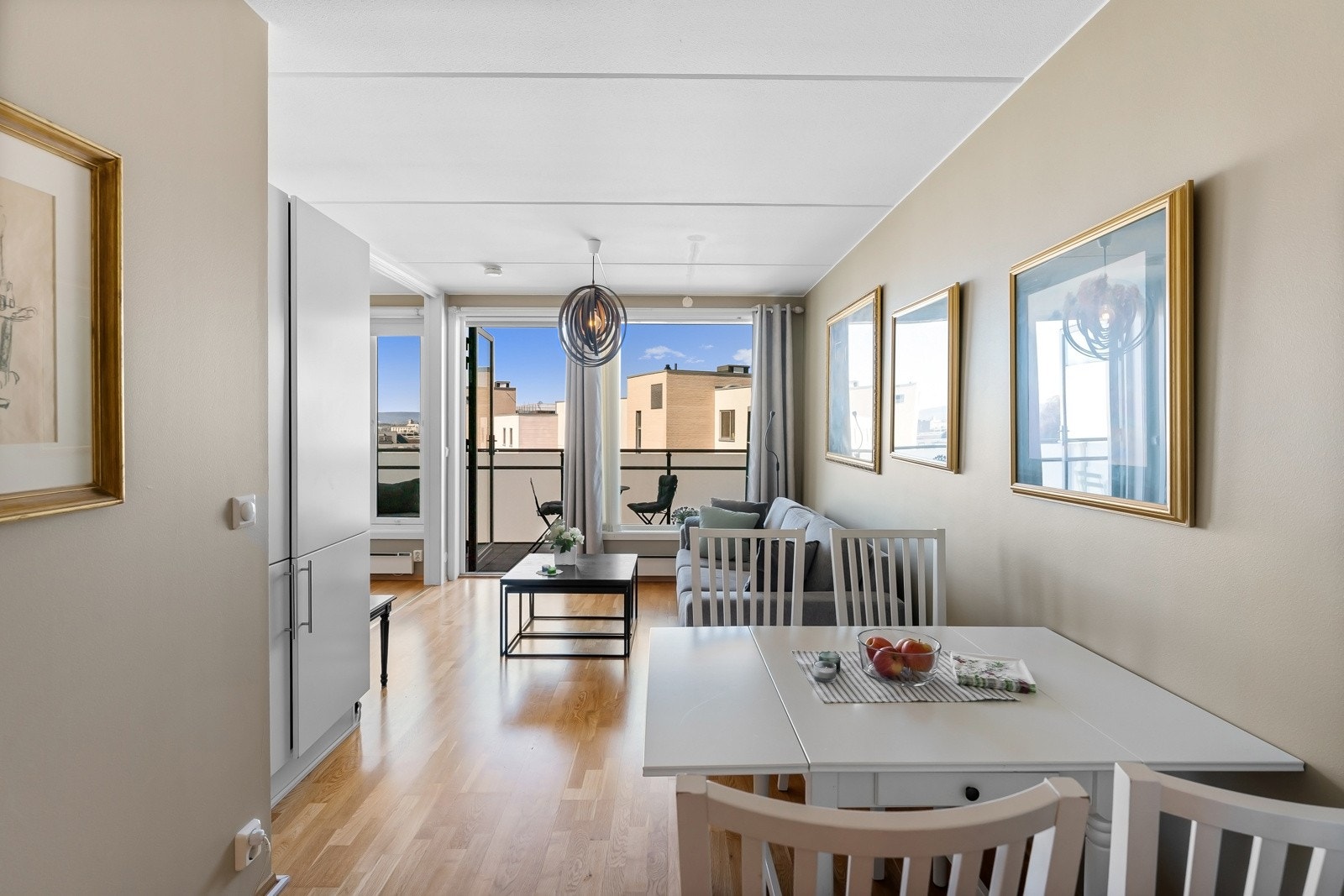 Naturlig plass for spisestue mellom kjøkkenet og stuen Galleribilde