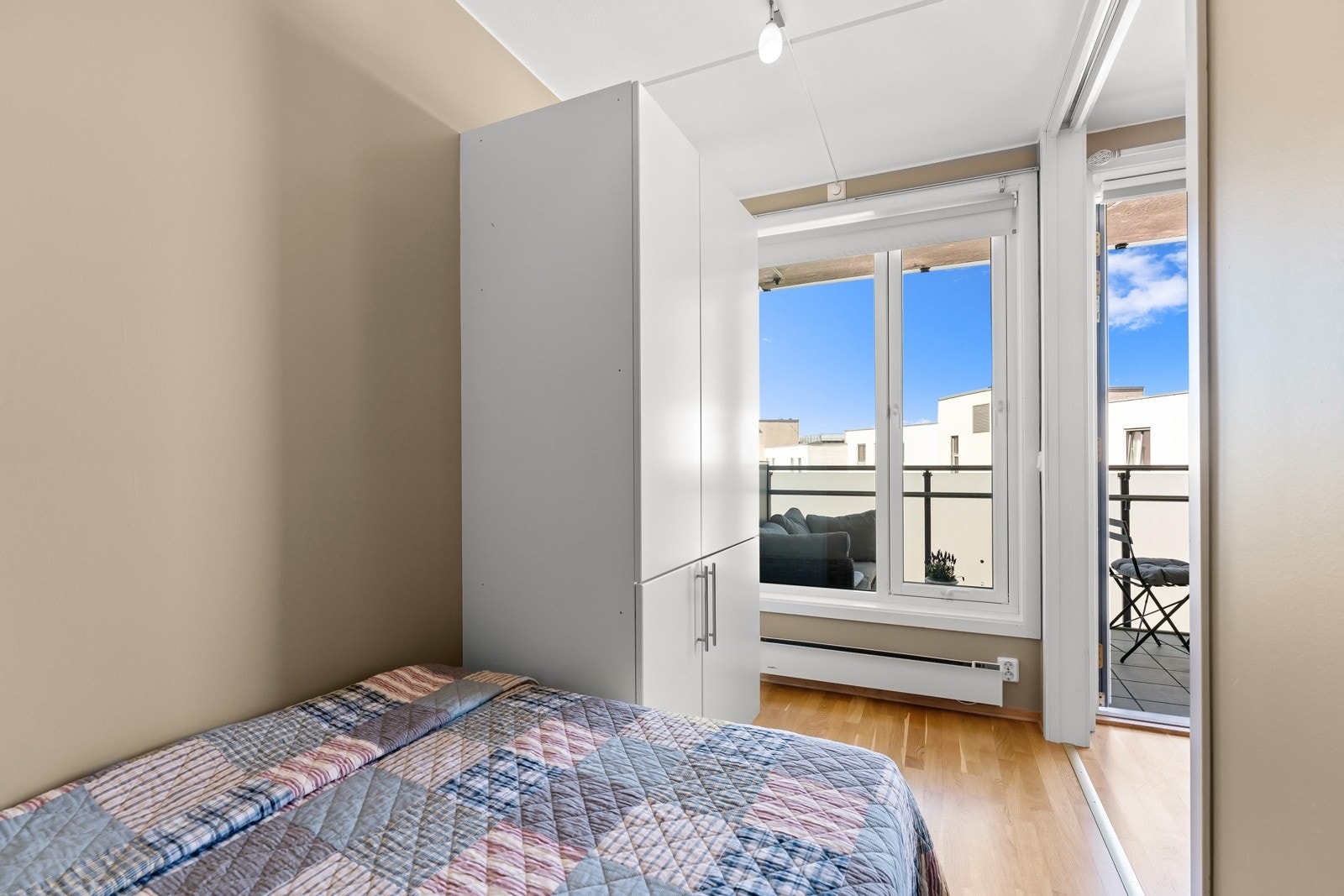 Store vindusflater og balkongdør gir både luft og naturlig lys Galleribilde