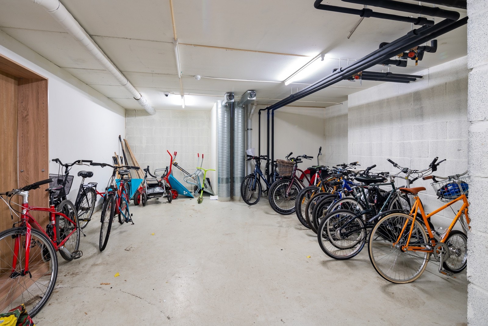 Felles sykkelrom. Det er stadig garasjeplasser for salg i borettslaget, de pleier å bli annonsert på oppslagstavlene for rundt 300-350.000,-. I tillegg er det en del som leier ut sine garasjeplasser Galleribilde