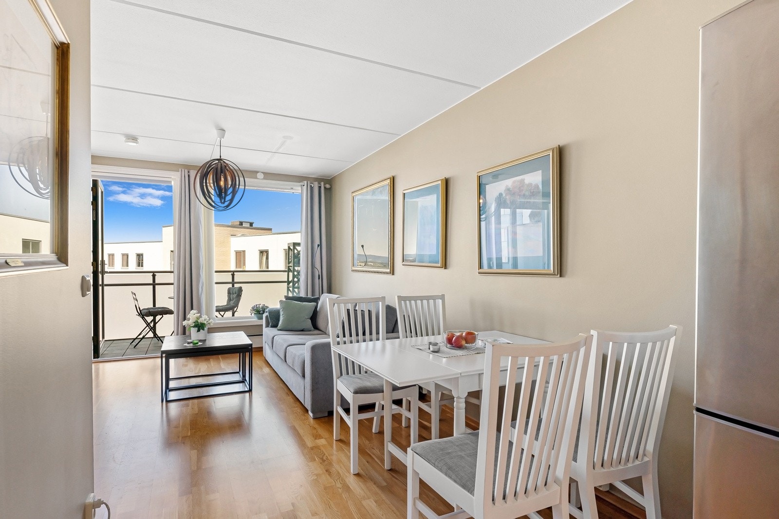 Leiligheten har en arealeffektiv og bruksvennlig planløsning og vender mot en pen forrhage, godt skjermet for både innsyn og støy Galleribilde