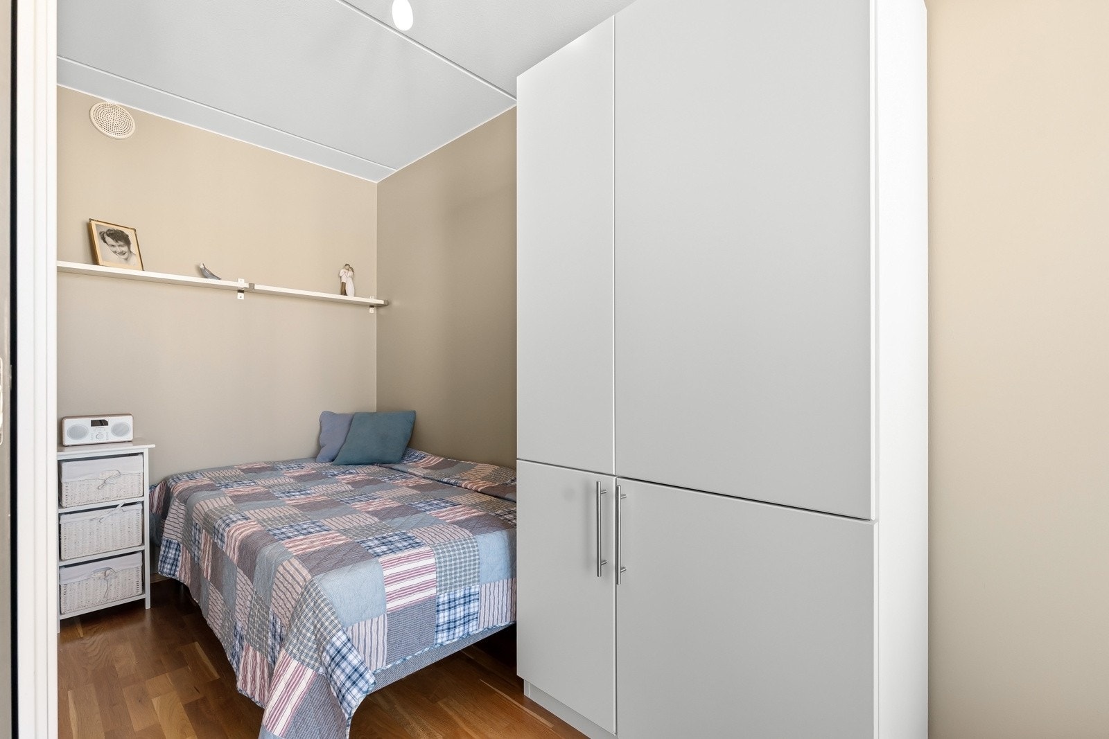 Soverom med garderobeskap Galleribilde