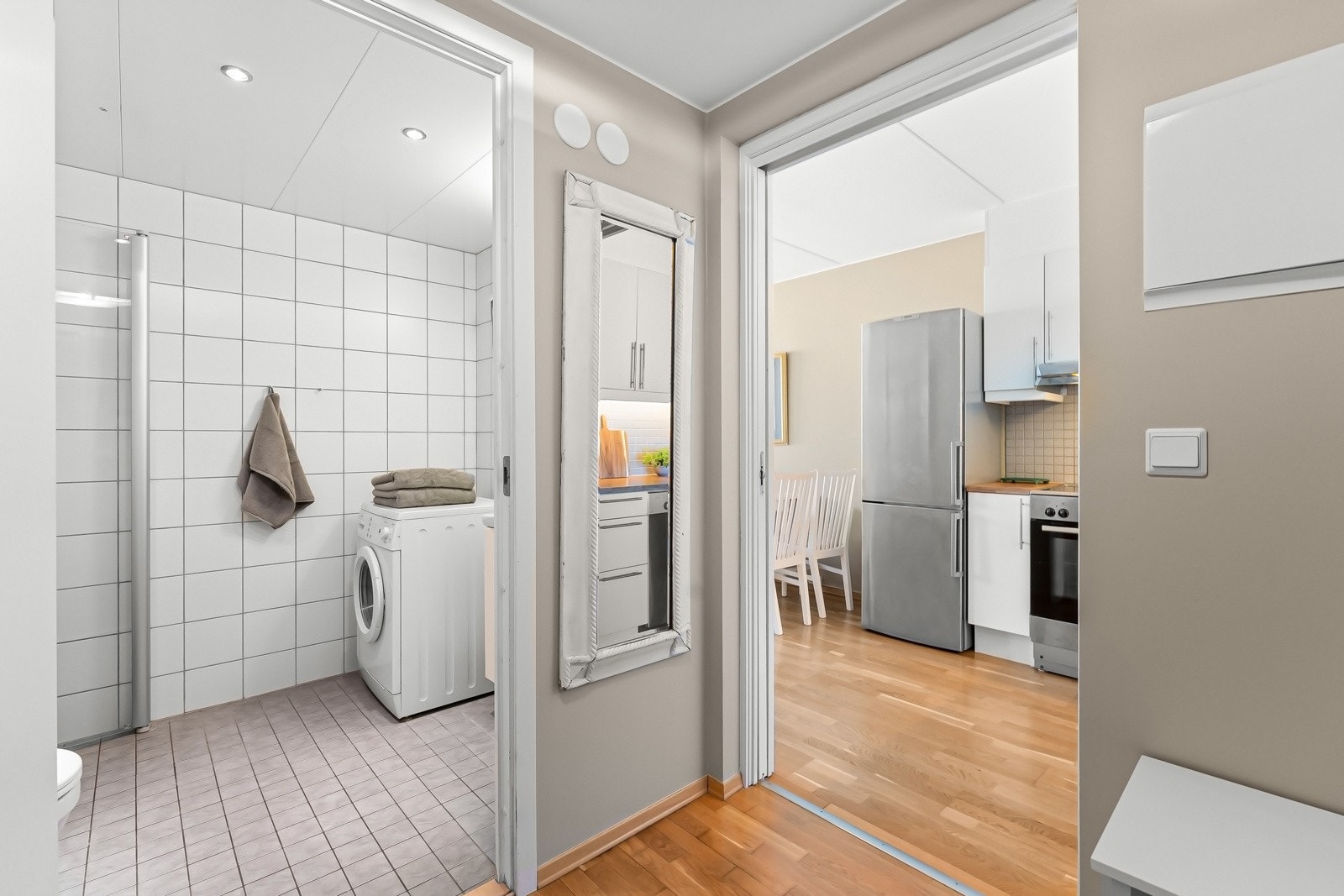 Entré, mot bad og kjøkken/stue Galleribilde