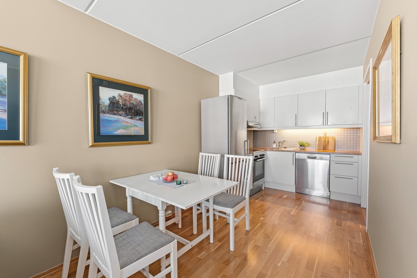 Pent kjøkken i åpen løsning mot stue Galleribilde