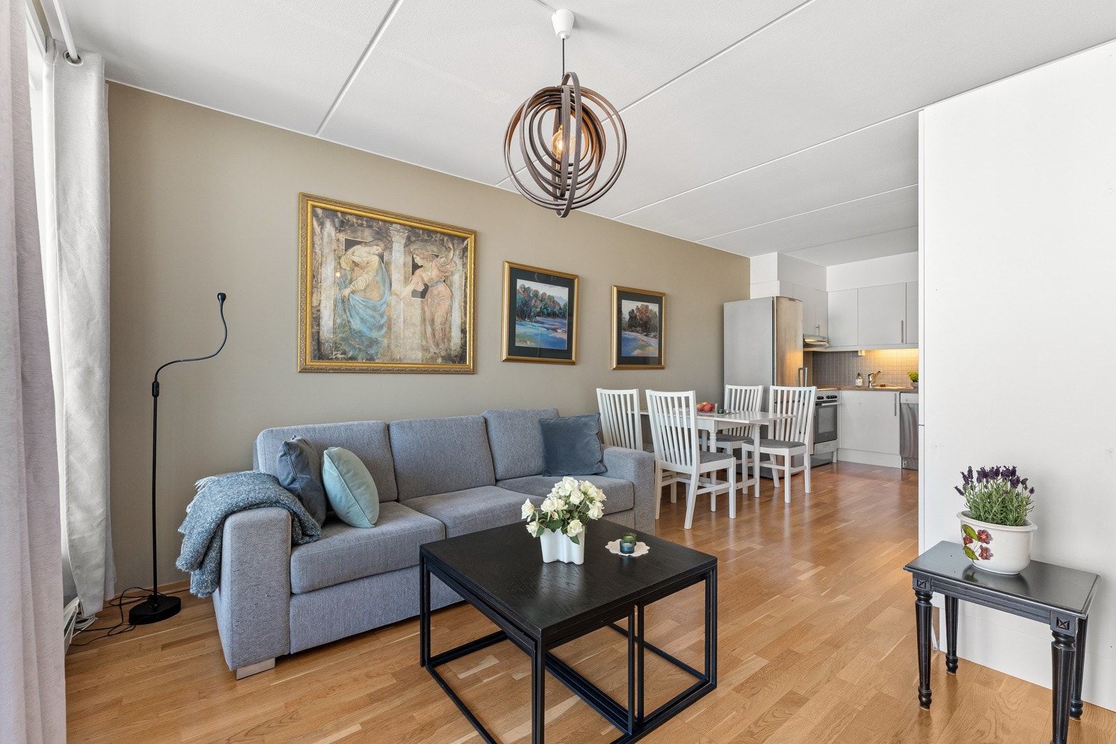 Stuen fremstår som svært hyggelig og enkel å møblere Galleribilde