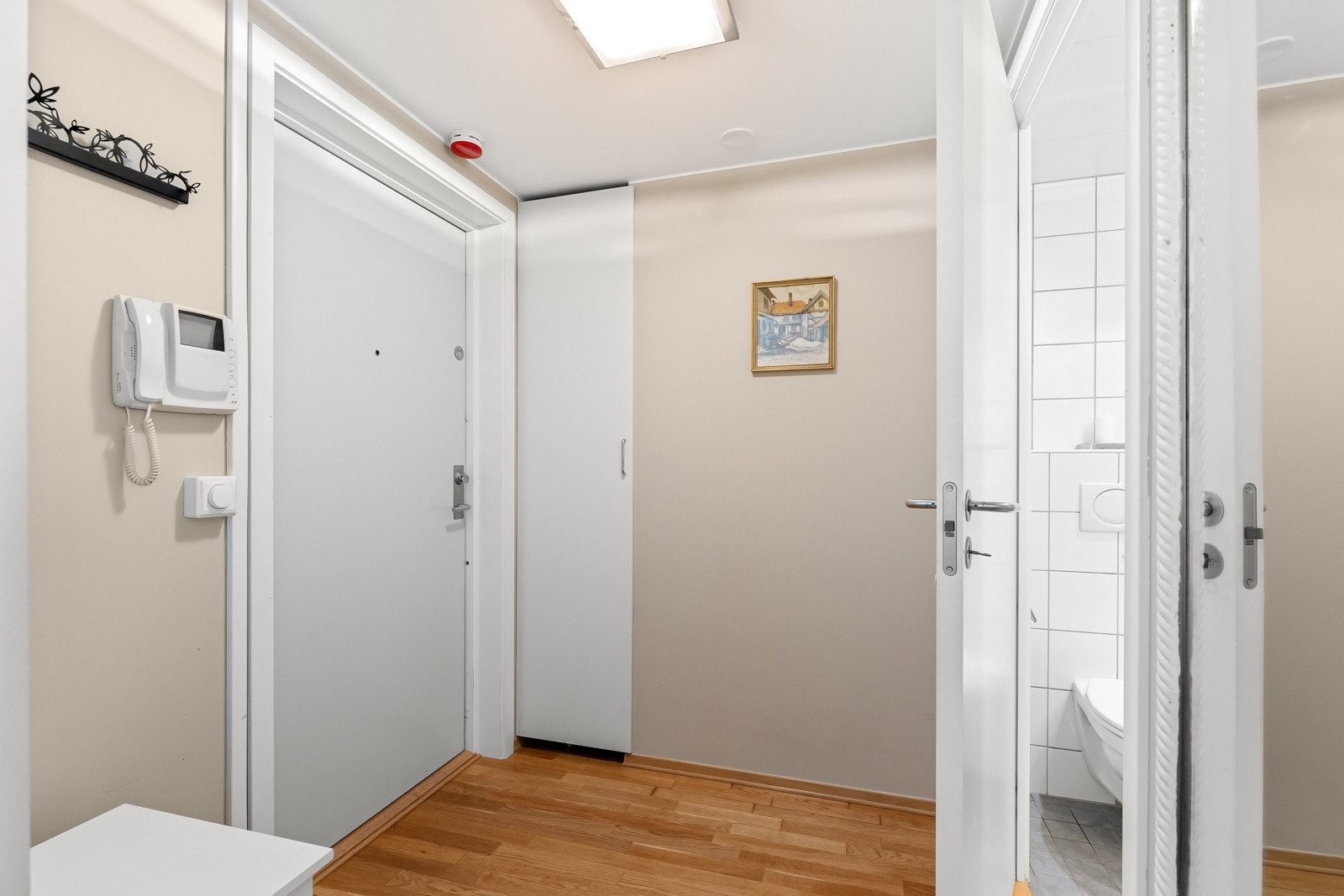 Det første som møter deg er en entré med plass til å henge i fra seg yttertøy Galleribilde