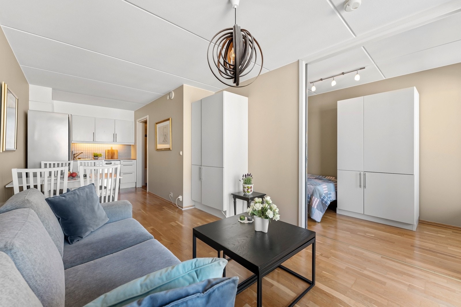 Stor rommdeler i form av plassbesparende skyvedør mellom stue og soverom Galleribilde