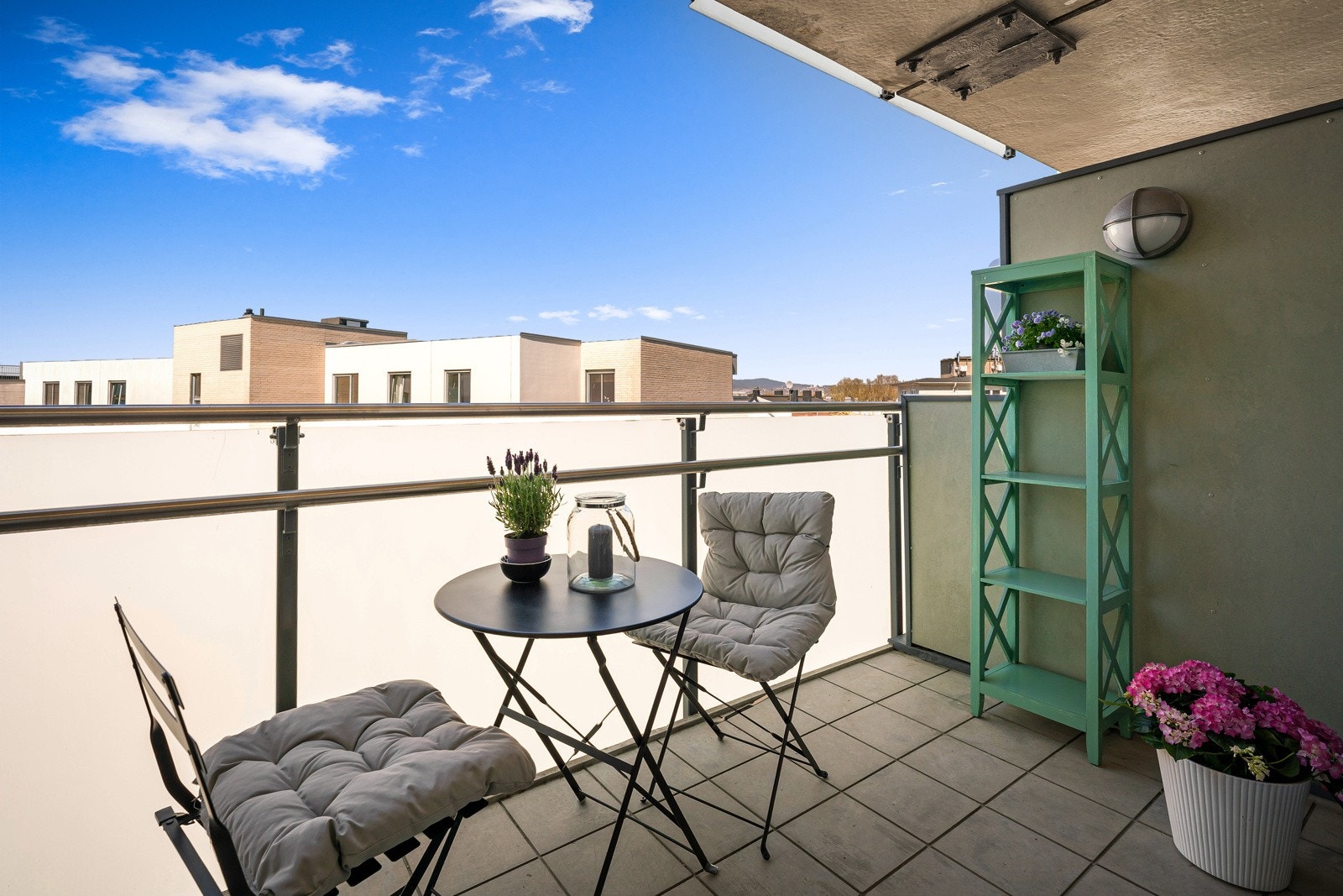 Balkongen er overbygget og oppleves som en ekstra liten stue om sommeren Galleribilde