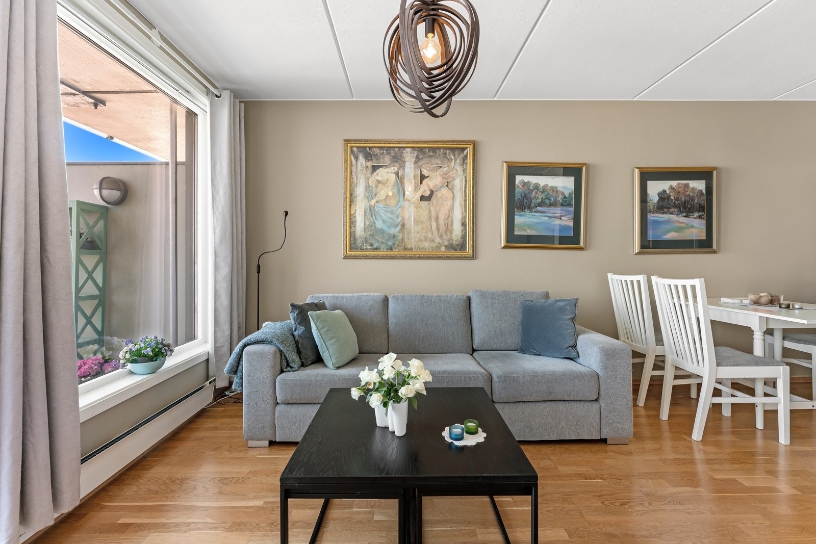 Hele leiligheten ble malt i januar 2021 og bygget inkl. balkongene ble rehabilitert i 2020/2021 Galleribilde