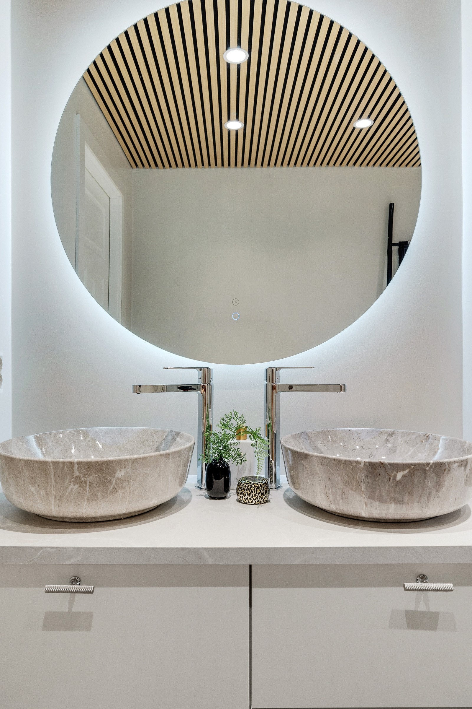Lekkert romslig bad/WC. Stilige spileplater i himling med downligths. Galleribilde