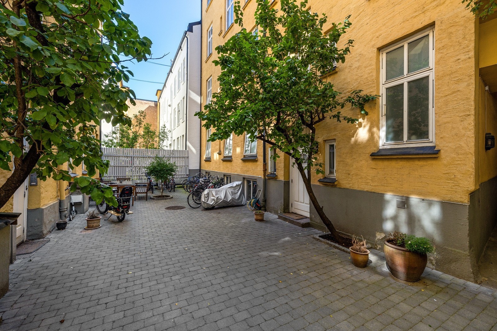 Bygården ligger skjermet til i låst gårdsrom. Galleribilde