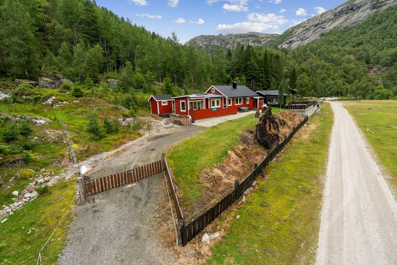 Flott fritidsbolig med 1.4 mål tomt og kjørevei helt frem Galleribilde