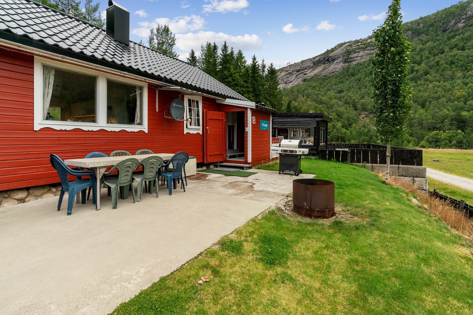 Flere terrassearealer rundt hytta Galleribilde