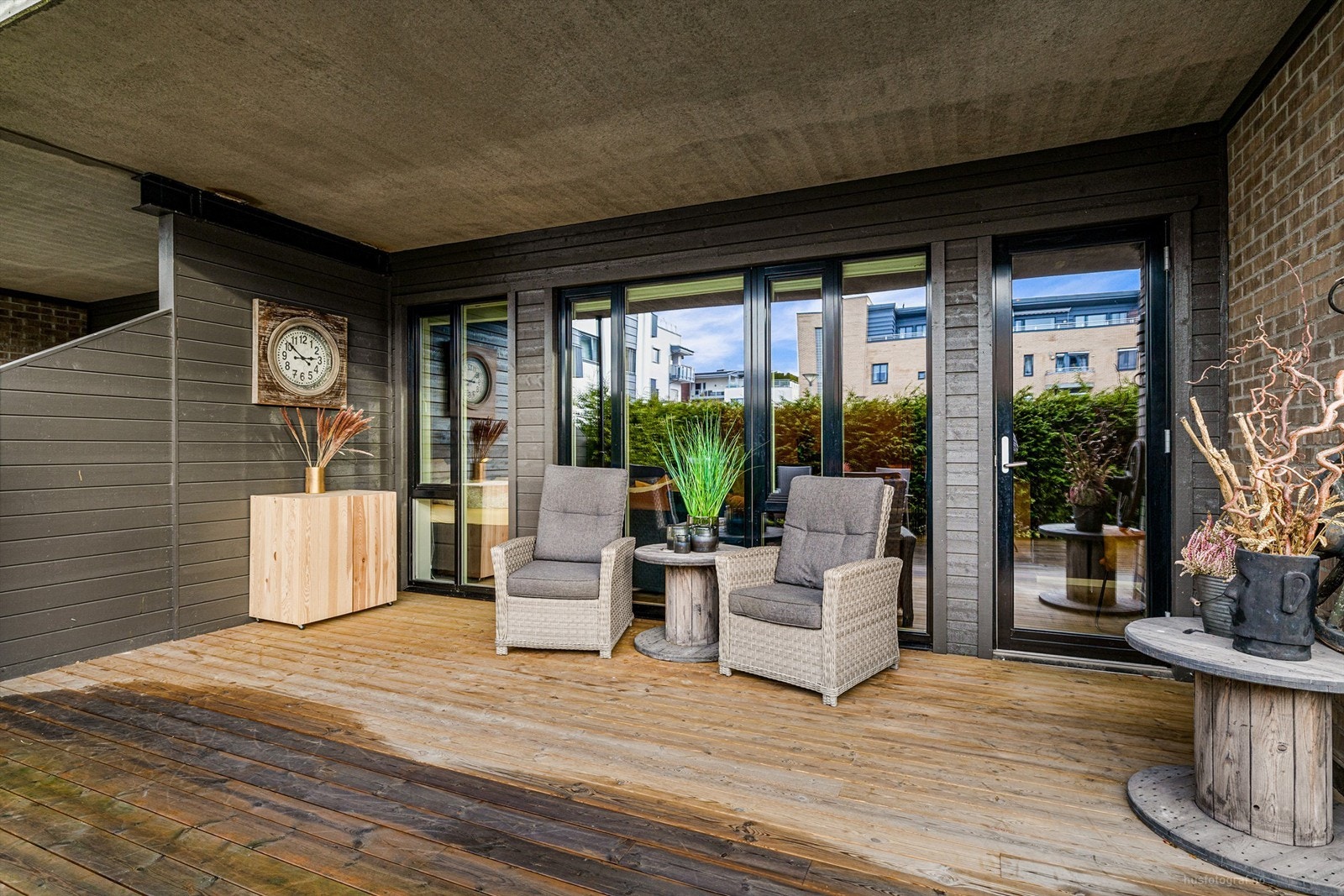 Delvis overbygget sydvestvendt terrasse fra 2019 på ca. 44 kvm Galleribilde