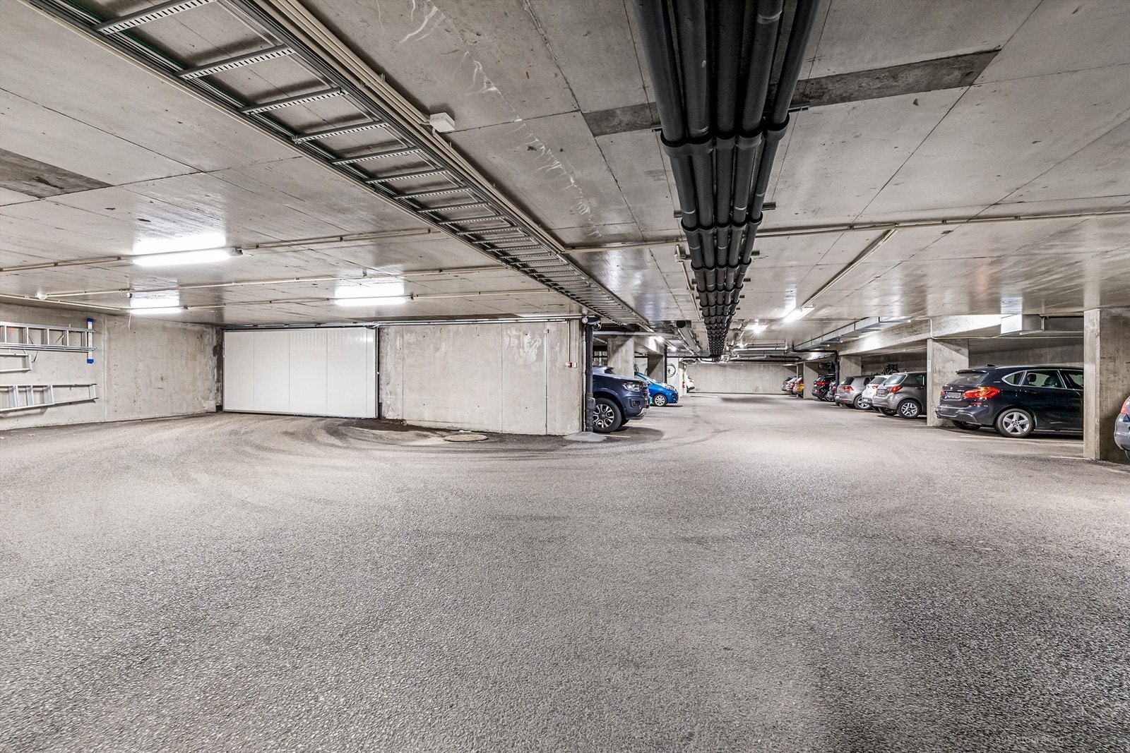 Medfølgende stor biloppstillingsplass i felles garasjeanlegg med el-billader fra 2022 Galleribilde