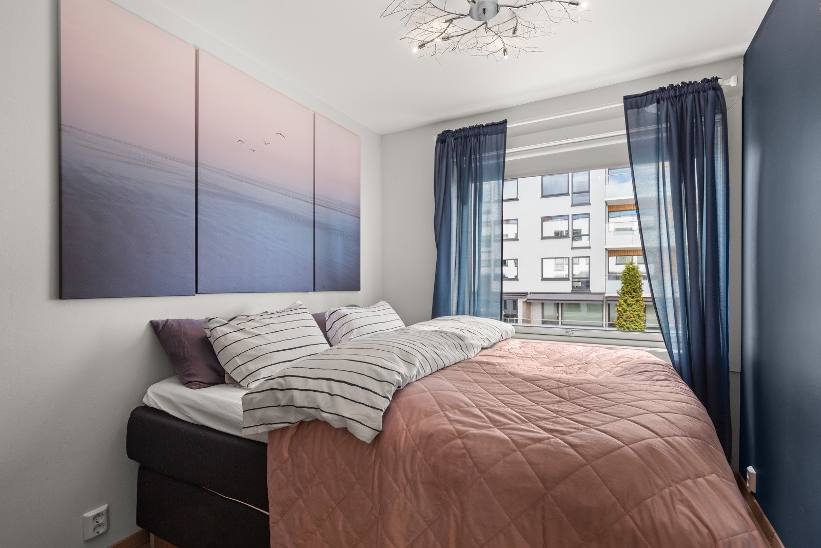 Boligens hovedsoverom er av en god størrelse med plass til dobbeltseng, nattbord og annet ønsket møblement. Galleribilde