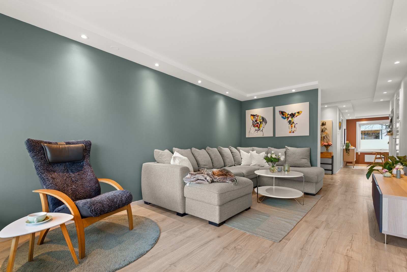 Leilighetens overflater er malt i tidsriktige farger og gulvet er belagt med lys laminat. Galleribilde