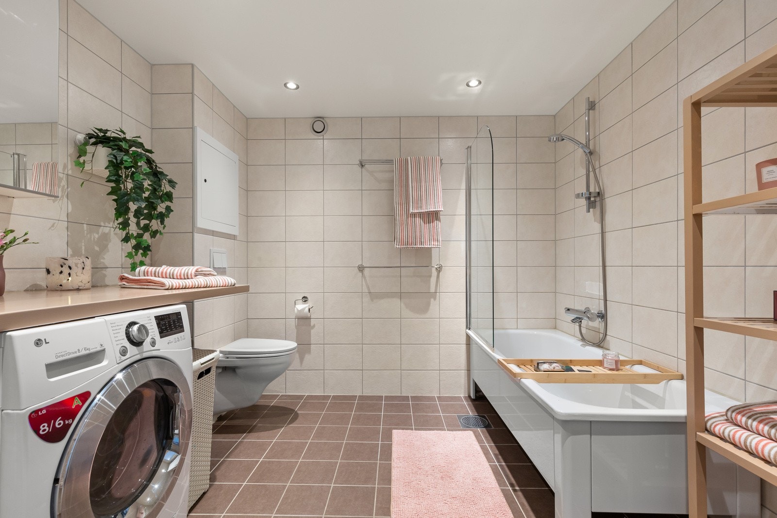 Romslig bad som ble rehabilitert i regi av borettslaget i 2018. Galleribilde