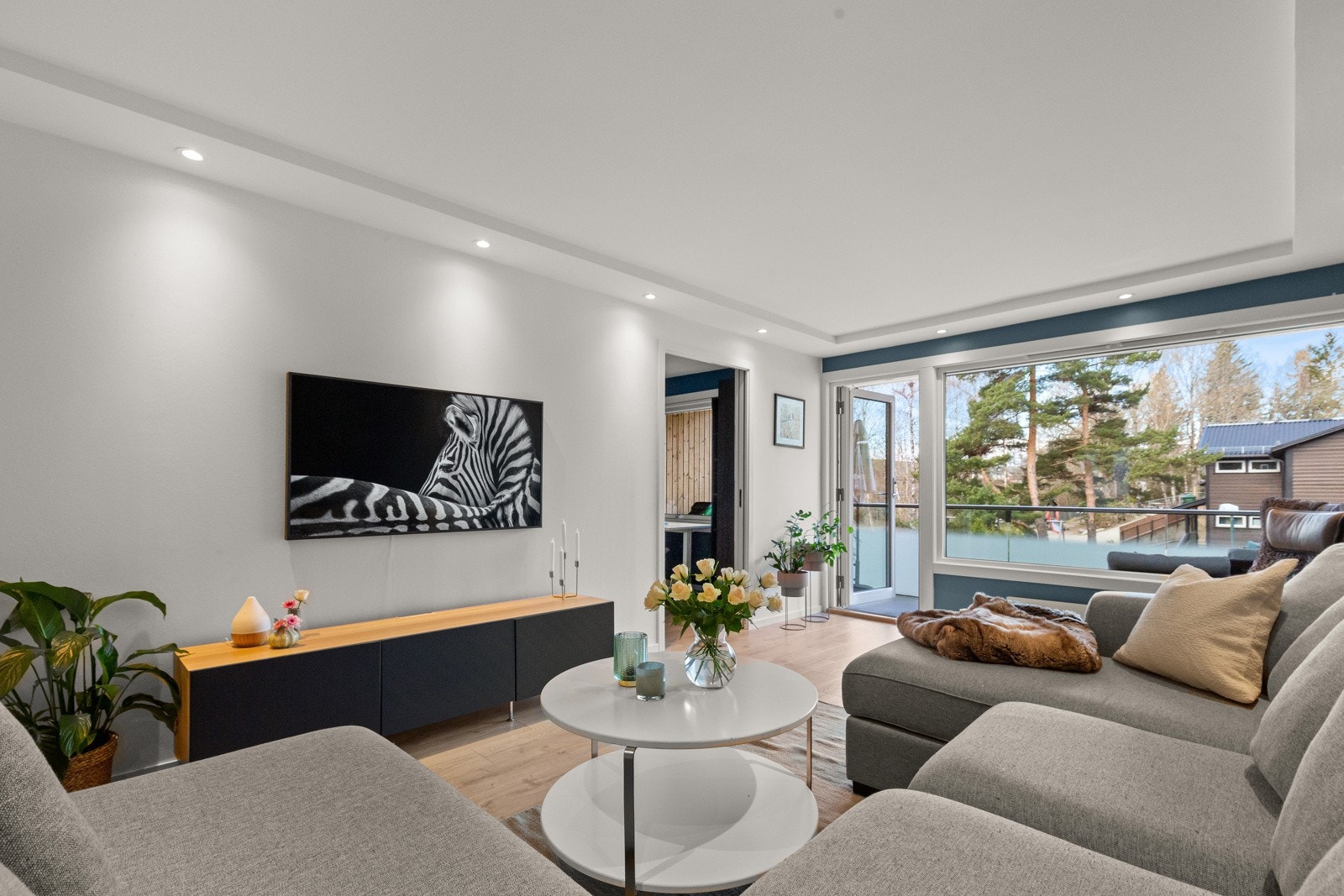 Rommet er av en praktisk utforming som gjør det enkelt å innrede med sittegruppe, sofabord og annet ønsket møblement. Galleribilde