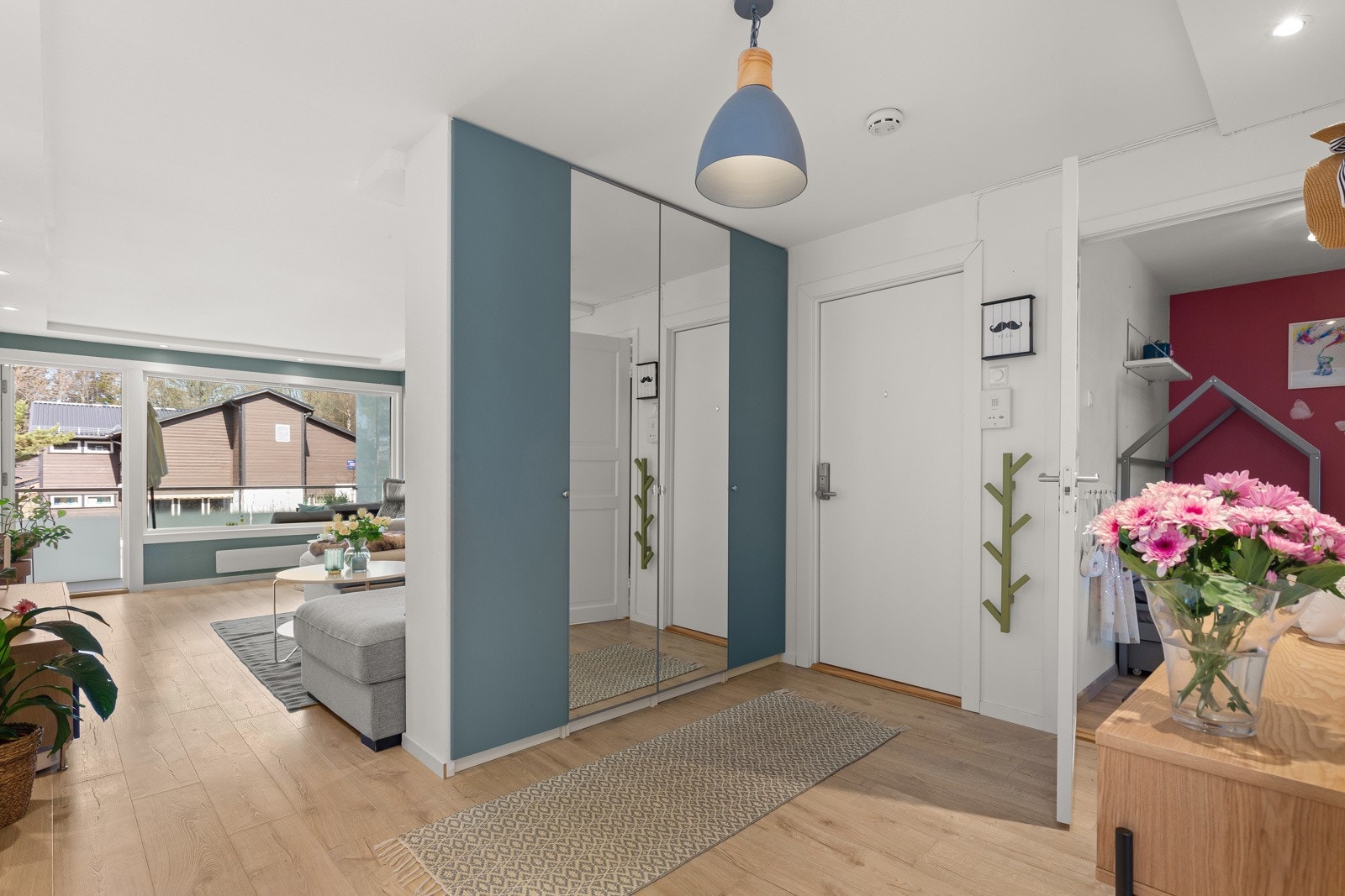 Garderobeskape i entréen gir gode oppbevaringsmuligheter for eksempelvis sesongklær. Galleribilde