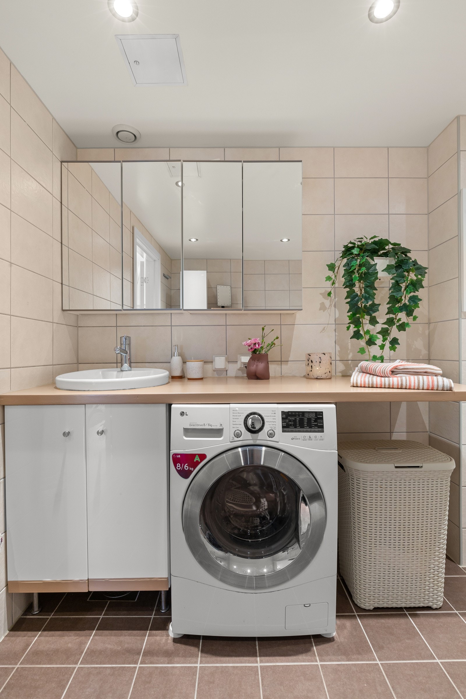 Rommet inneholder vegghengt toalett, servant med underskap, vegghengt speilskap, badekar med dusj og opplegg til vaskemaskin. Galleribilde