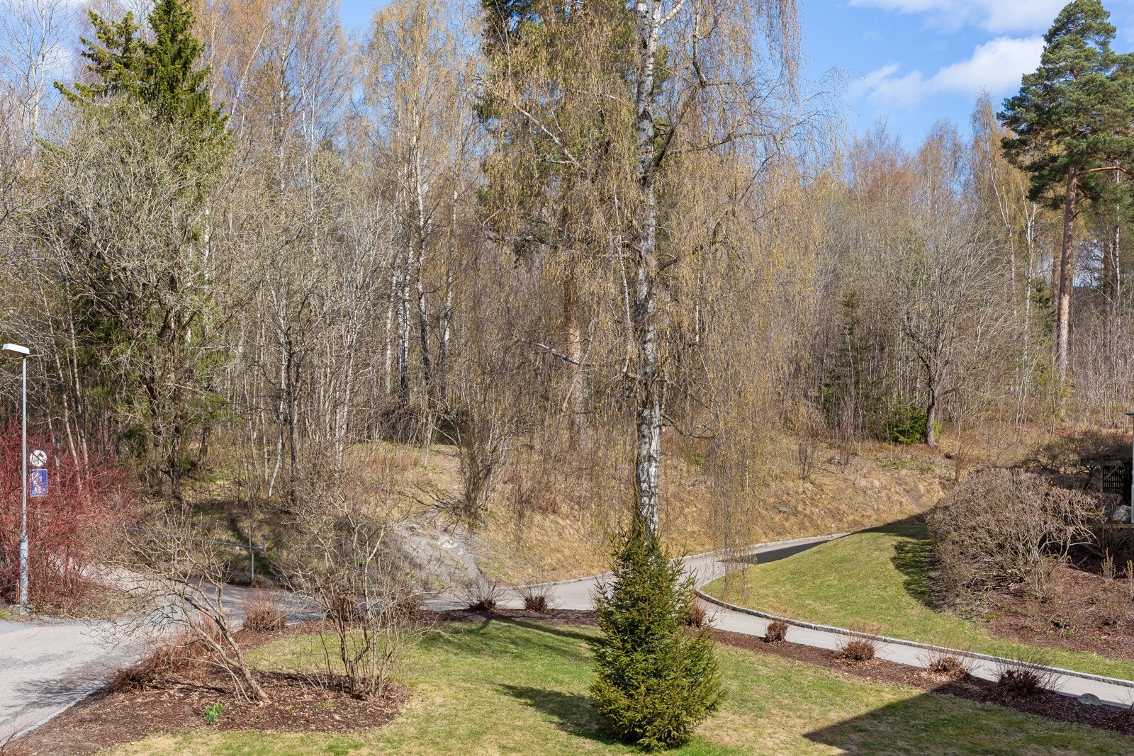 Fra balkongen er det utsikt til borettslagets fellesområder og natur. Galleribilde