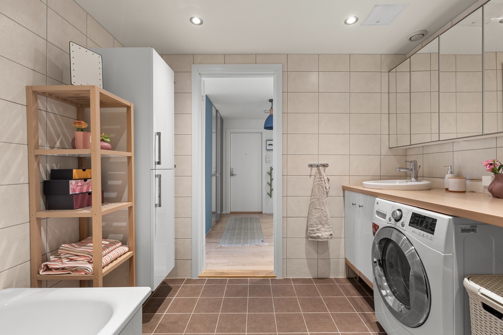 Delikat bad med flislagte vegger og gulv med behagelig varme. Galleribilde