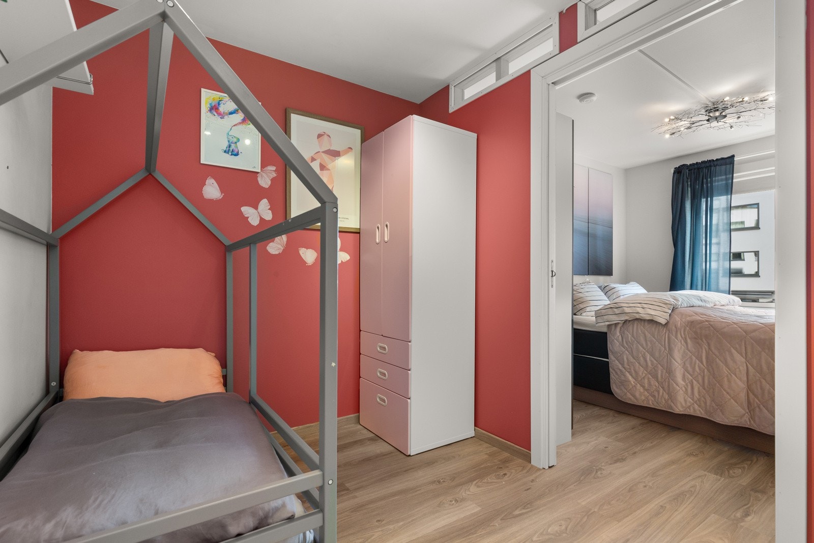 Lettveggen mellom de to rommene har blitt oppført i etteritd. Galleribilde