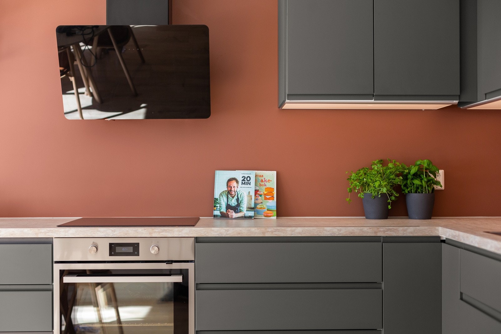 Kjøkkenet har integrerte hvitevarer og oppvaskmaskin, samt frittstående kjøleskap. Galleribilde