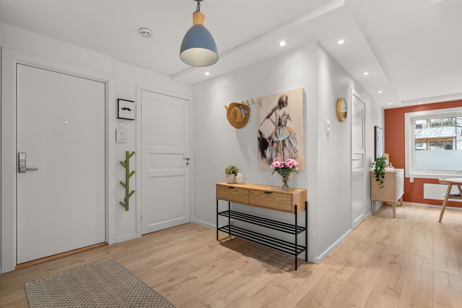 Lys entré som gir et godt inntrykk av boligen, med plass til å henge fra seg yttertøy og sette fra seg sko. Galleribilde