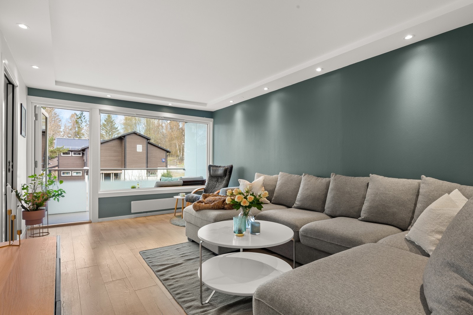 Stuen er et herlig oppholdsrom med store vindusflater som gir rikelig med naturlig lysinnslipp. Galleribilde