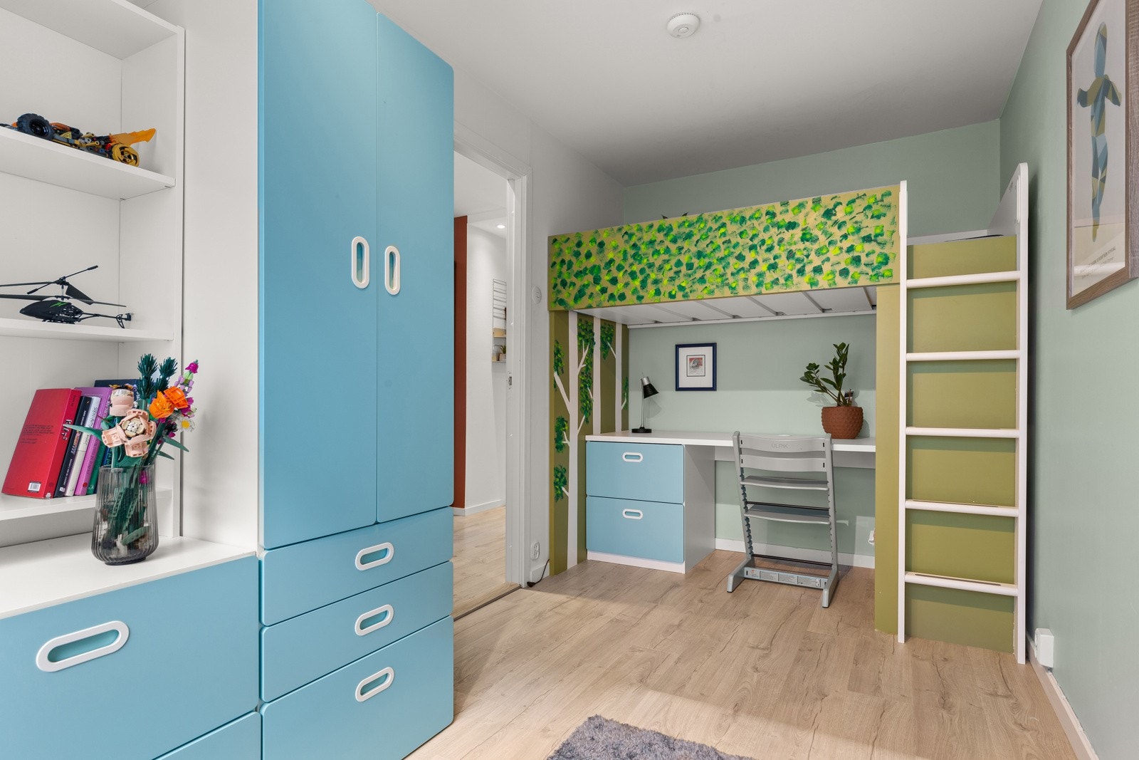 Boligens siste soverom er også av en god størrelse med plass til seng, pult og møblement for oppbevaring. Galleribilde