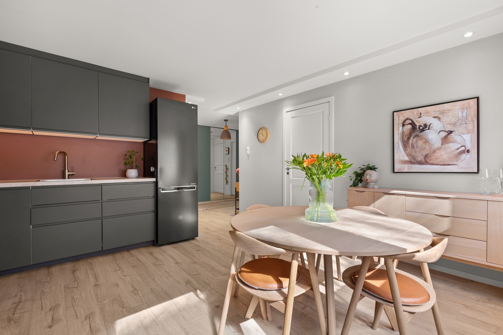 Kjøkkenet er romslig med plass til spisebord og stoler. Galleribilde