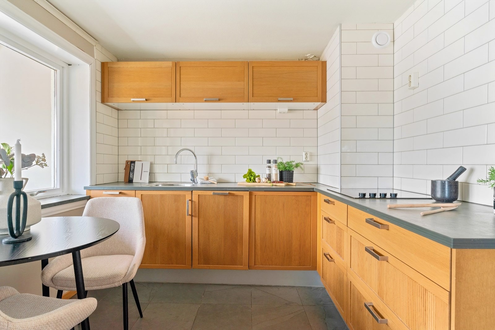 Kjøkkenet har fliser på vegger over benkeplate. Galleribilde