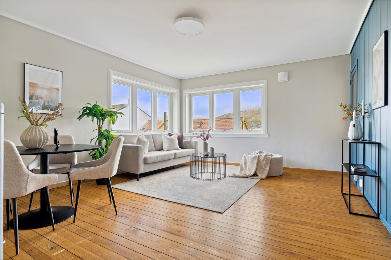 Stue har plass til sittegruppe og spisebord. Galleribilde