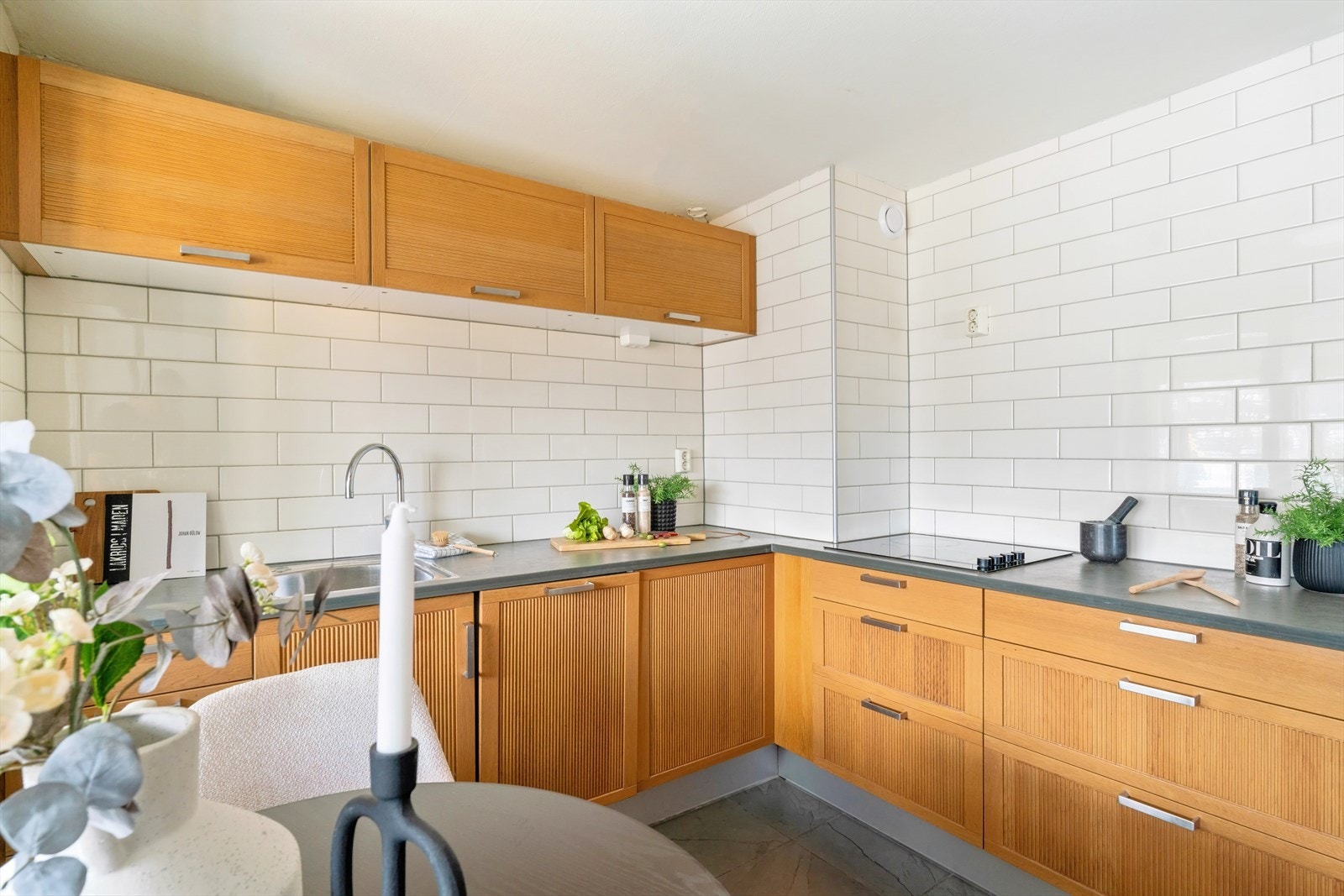 Av integrerte hvitevarer har man platetopp, stekeovn, mikrobølgeovn og oppvaskmaskin. Galleribilde