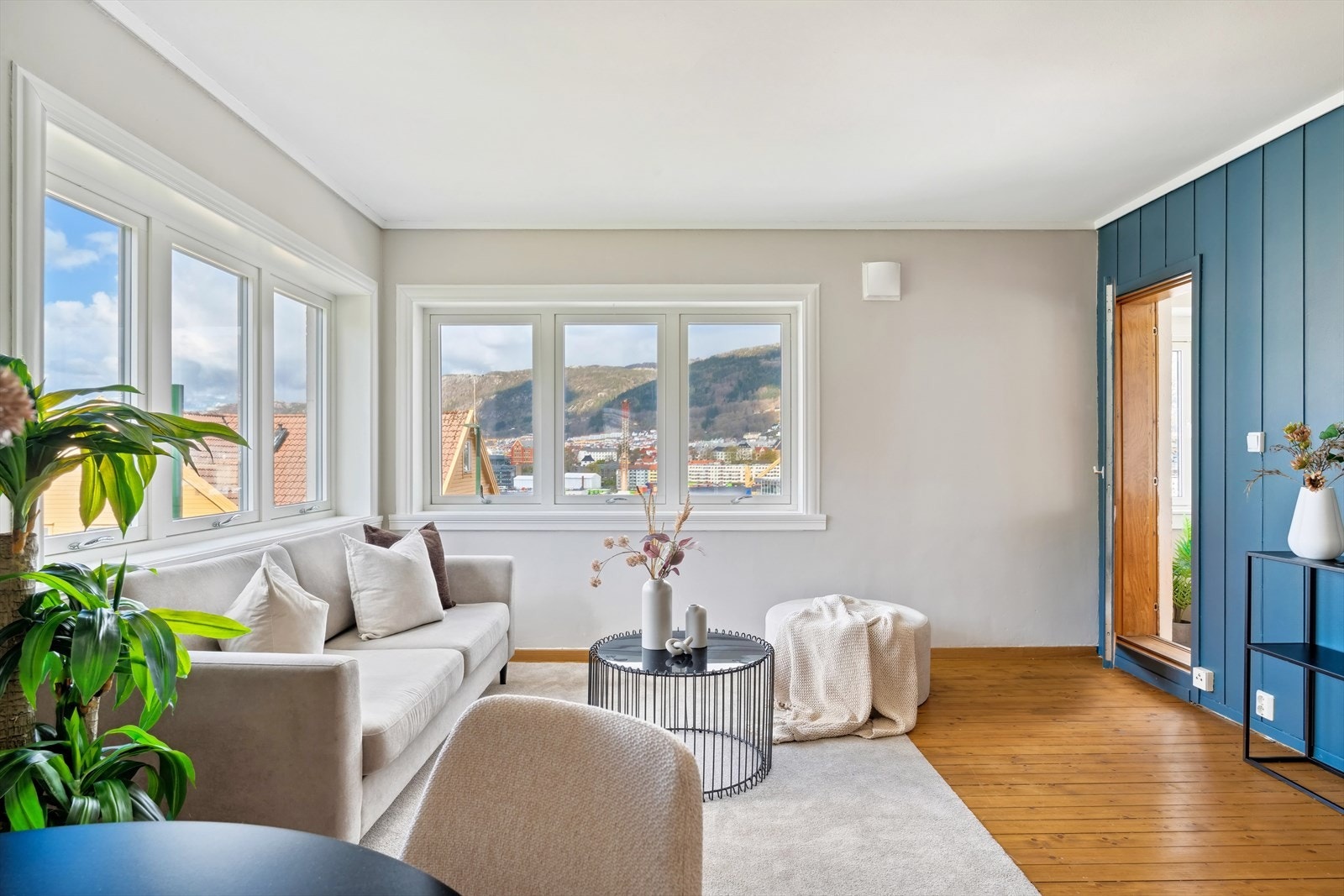 Fra stue er det utgang til innglasset balkong. Galleribilde