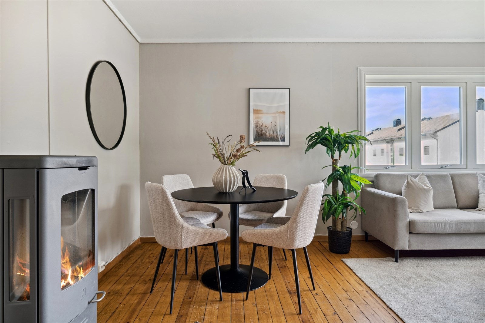 Lyst innredet stue. Galleribilde