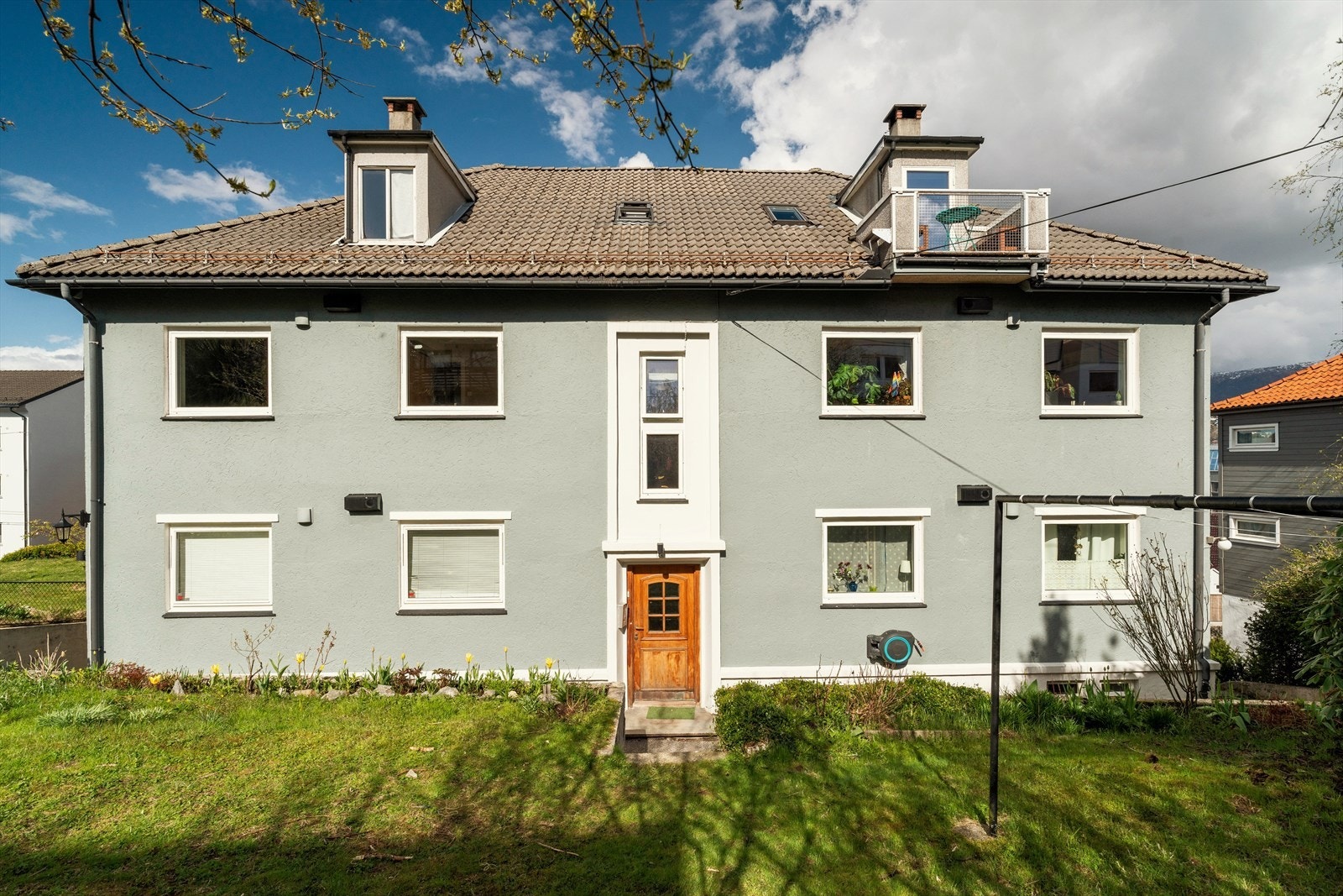 Aksjelaget har fellesområde utenfor bygget som er opparbeidet med grøntarealer, gangstier og beplantning. Galleribilde