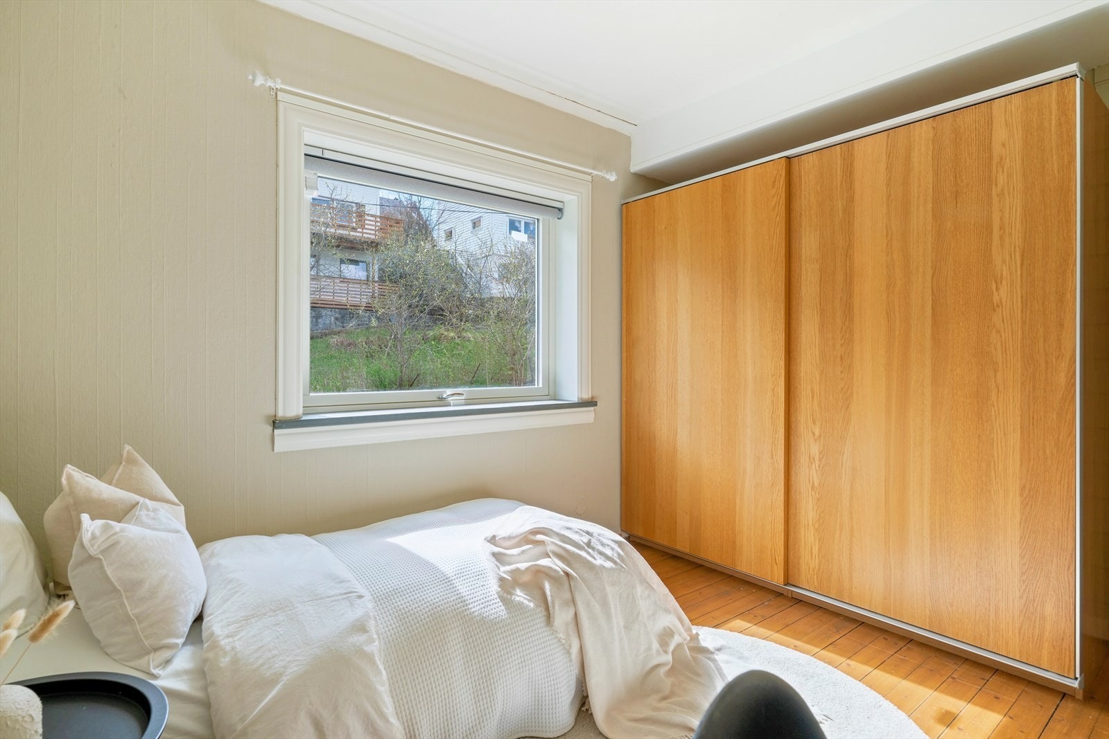 På det andre soverommet har man også en romslig skyvedørsgarderobe. Galleribilde