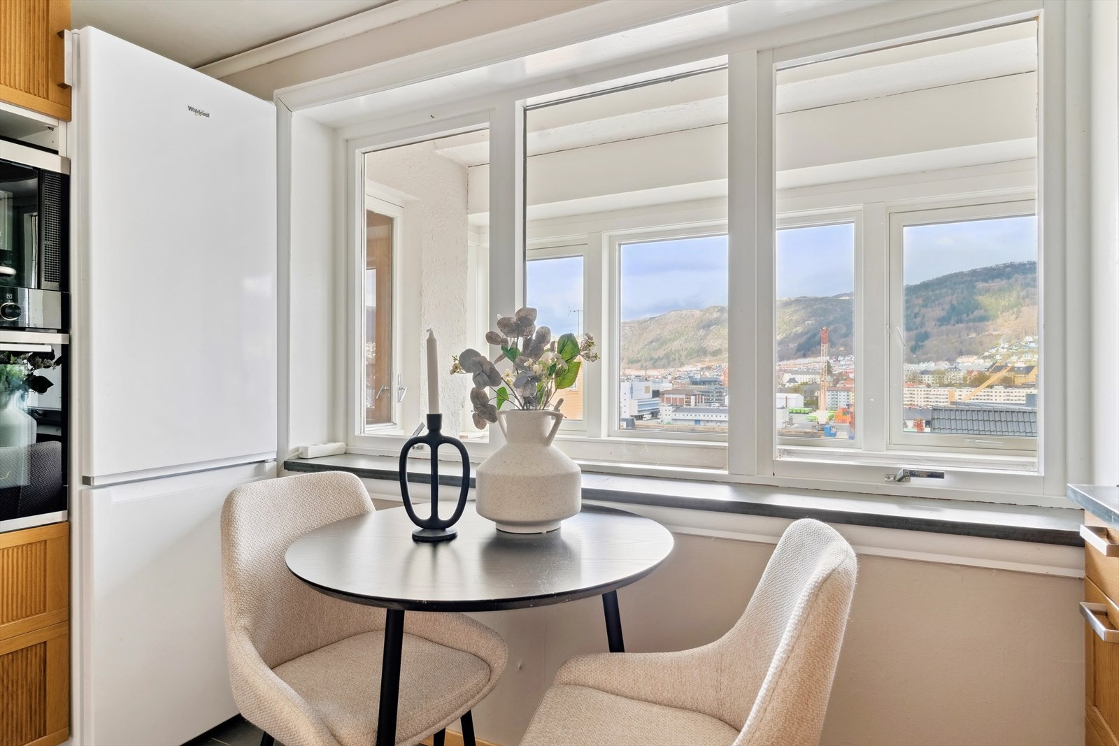 Fra kjøkkenet har man den samme flotte utsikten som fra balkongen. Galleribilde