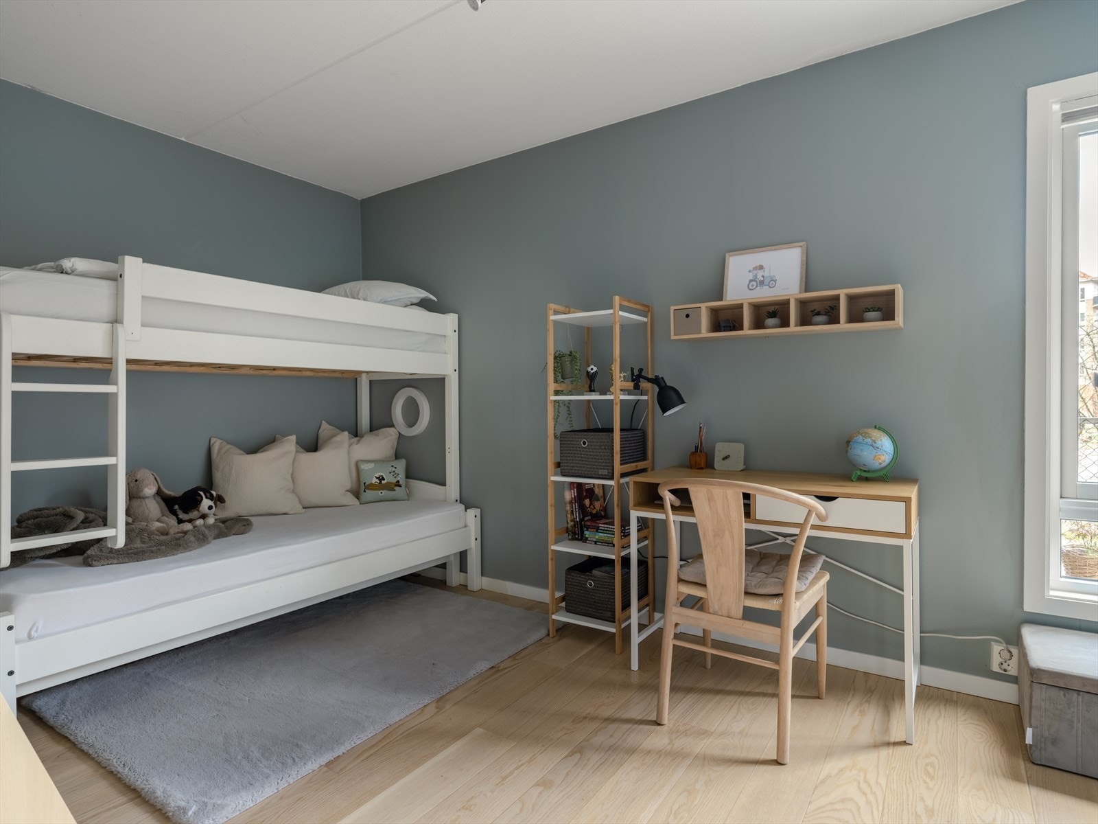 Dette er et romslig rom, der man også kan ha en dobbeltseng og man vil bruke det som gjesterom. Galleribilde