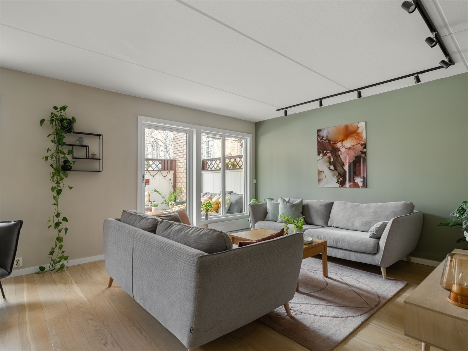 God kontakt med uteplassen via store vinduer og verandadøren. Galleribilde