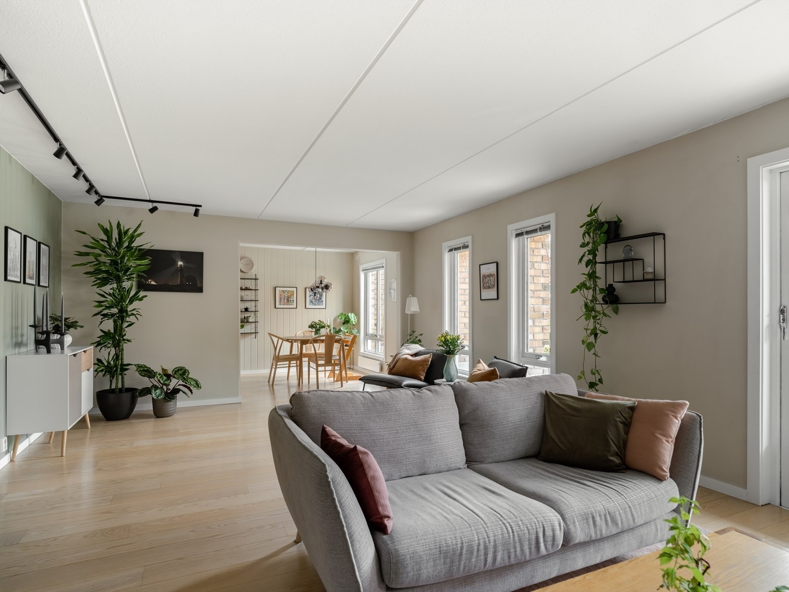 Om du sitter i sofaen og skal snakke med noen ved spisebordet må du snakke ganske høyt. Galleribilde