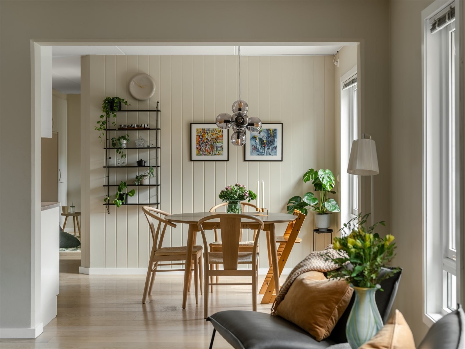 Mellom stua og kjøkkenet er naturlig plass for spisebord. Galleribilde