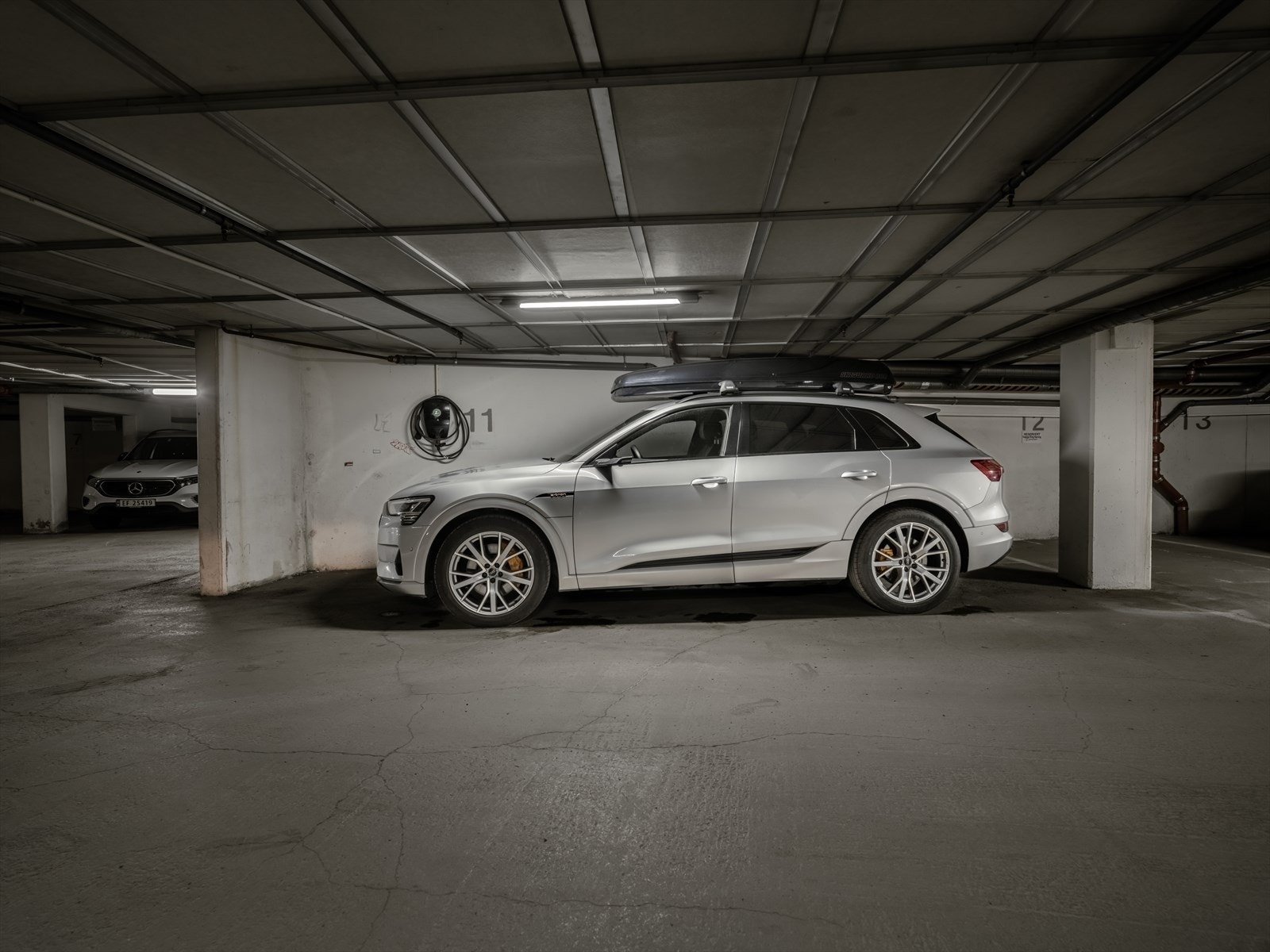 Med leiligheten følger en STOR parkeringsplass, med lader. Og uten andre biler rundt. En drøm! Galleribilde