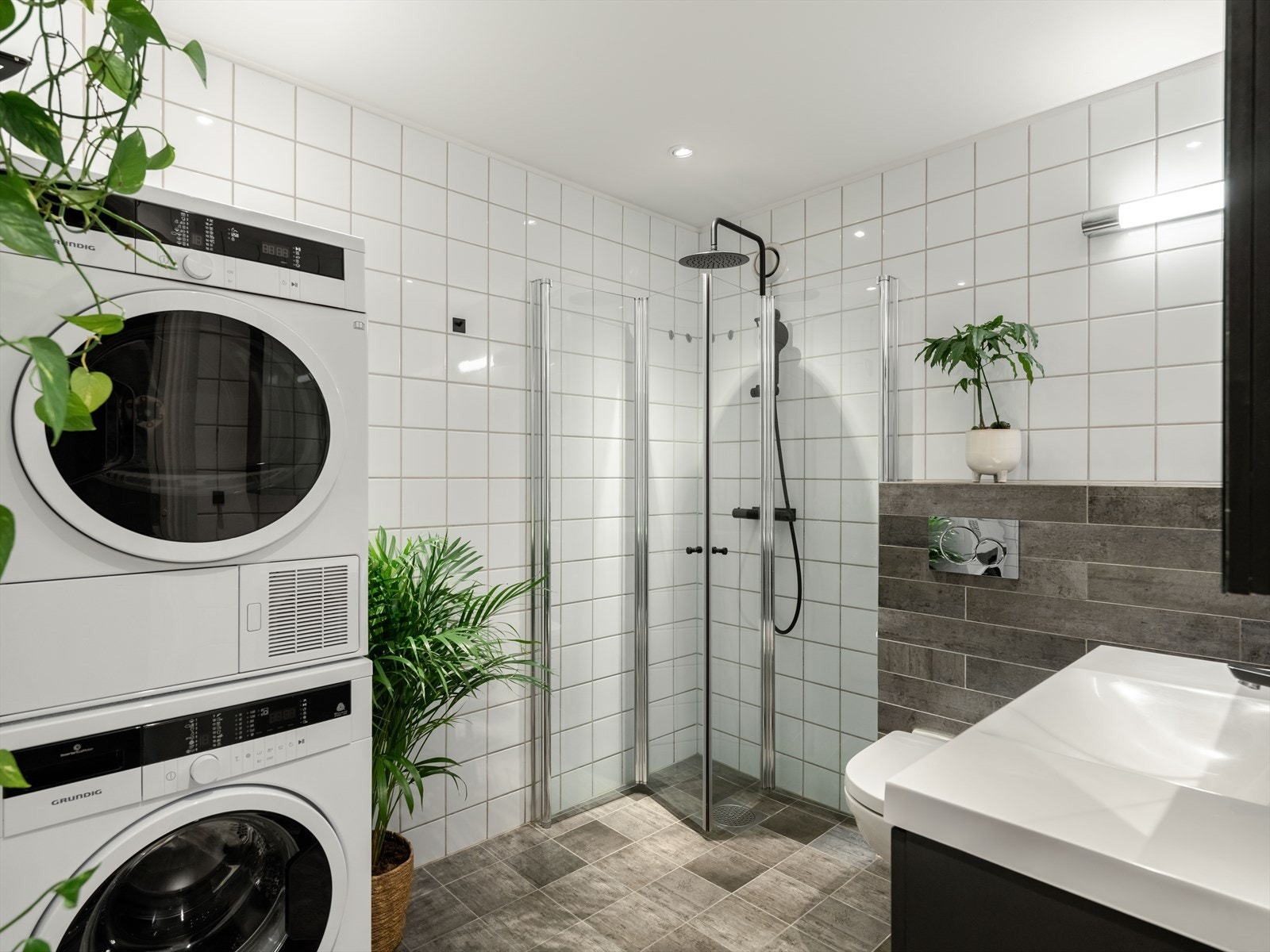 Badet er oppgradert med nyere fliser. Galleribilde